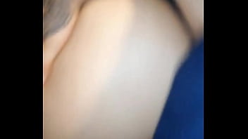 Espiando a la zorra de mi hermanastra me descubre y la muy puta me pide que la folle en cuatro