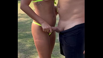 Rodeada de homens em dogging no estacionamento do Russo