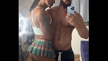 vadia de mini saia dando pra maromba pauzudo