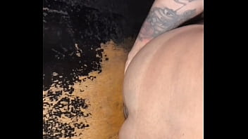 Nas cabines do cinema, a pirocada torou no cu do putinho