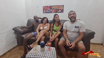 Dona de casa fode com dois e da o cu at&eacute_ cagar no pau do afro brasileiro dotado...