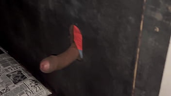 Ro&ccedil_ei minha bunda no pau do neg&atilde_o e ele gozou na minha m&atilde_o no golry hole da casa de swing