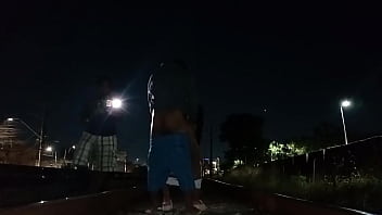 ESPOSA TRANSANDO NOS TRILHOS DO TREM AO VIVO