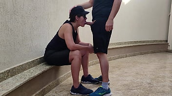 Sapatã_o machinho teve que dar a buceta e chupar pau pela primeira vez por nã_o ter dinheiro para pagar uma aposta que fez