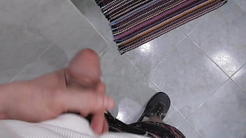 Madrastra tetona en la ducha la observo y me hago una paja.