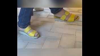 I miei piedi velati in nylon color carne chiaro