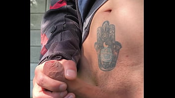 Me exita tanto saber que me est&aacute_n viendo desde lejos como me masturbo