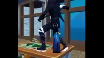 Se mete un jarr&oacute_n por el culo y por el co&ntilde_o en Fortnite