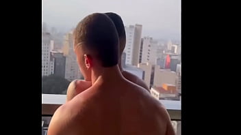 MALOCA SENDO FUDIDO POR AMANTE ENQUANTO O MARIDO ASSISTIA.