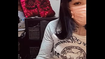 【個撮】巨乳猫耳マスク女装が配信しながらオナニーする動画