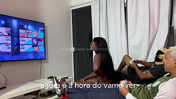 O primo do meu marido veio jogar videogame com ele... e eu, bem safadinha, fui l&aacute_ tamb&eacute_m. Me juntei &agrave_ brincadeira e ainda fiz uma aposta com eles. Imagina no que deu..