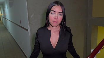 Mi vecina me tocó_ el pene en la calle y eso me hizo sentir vergü_enza - despué_s de eso fuimos a mi apartamento a follar