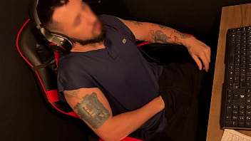 Punheta GOZANDO forte na cadeira gamer &ndash_ filmado de cima no sigilo