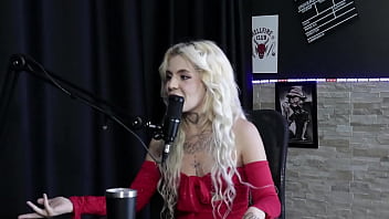 A GOSTOSA DA KYRA SEX MOSTRANDO COMO SE FAZ UM PROLAPSO ANAL, TODA SAFADA EXIBINDO SUA BUCETA, PEITOS E CU COM A BIA HOT (WATCH ON: SHEER/RED)