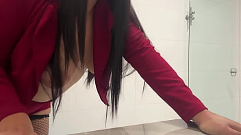 SEXO LOCO DE PIE EN EL BA&Ntilde_O DE LA OFICINA CON LA TETONA CACHONDA ACABA EN CORRIDA INTERNA Y ORGASMO