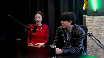 Curtia se exibir bem novinha, a pandemia lan&ccedil_ou mulheres no porn&ocirc_, contou pra m&atilde_e, e quando vendeu seu primeiro nude... - Yastrixx &amp_ Dixon (WATCH ON: SHEER/RED)