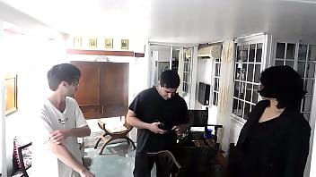 LA PAREJA NO PUDO PAGAR EL ALQUILER Y LA DUEÑ_A LES COBRA CON SEXO
