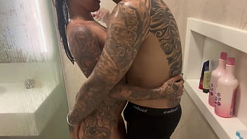 Surprise in the shower ends in Creampie - completo em sheer