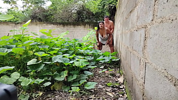Casi nos descubren Follo a vecina mexicana al aire libre