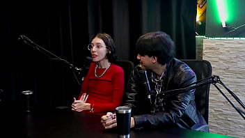 Se exibiu de lingere depois de responder em quem mama, senta e passa - Yastrixx &amp_ Dixon (WATCH ON: SHEER/RED)