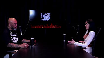 Apresentou um cliente a amiga, leva a s&eacute_rio o que faz, fez fotos s&oacute_ de calcinha, e as censuras nas redes sociais... - Leticia Braga (WATCH ON: SHEER/RED)