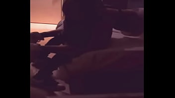 recibo al repartidor de pizza en cuatro en la cama y le doy propina para que me folle