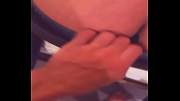 ME ESTABA TCANDO EN LOS BA&Ntilde_OS DEL GYM Y ENTRA UN PUTITO A COMERMELA