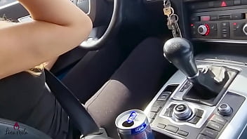 WICHSEN W&Auml_HREND DER FAHRT?! PERVERSER ANHALTER SPRITZT DREIST IM AUTO AB!