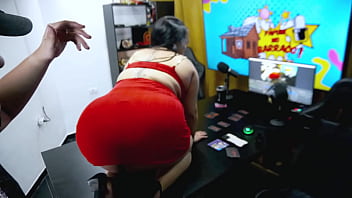 Ruan Atacou a Pri Melancia de Jeito, prendeu os bra&ccedil_os dela com a algema e encheu ela de beijos, ainda pegou na buceta dela - Podcast P&aacute_pum no Barraco!