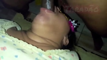 Puta safada tomando leite de pica