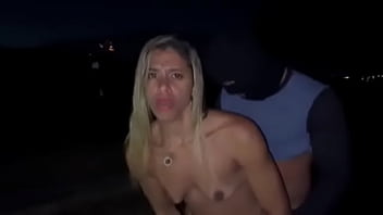 MINHA ESPOSA DANDO NA RUA PRA UM MORENO DODATISSIMO TIROU A CAMISINHA