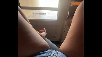 paseandome por el anden para que mis vecinos se antojen de mi culo, me encanta provocar a un vecino que tengo