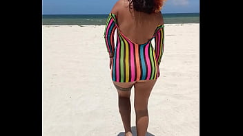 Exhibiendome caminando en playa p&uacute_blica muestro mis tetas culo y co&ntilde_o