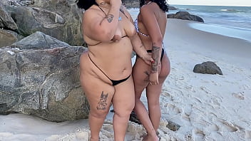 AMIGAS SE REENCONTRAM NA PRAIA E TRANSAM EM PÚ_BLICO