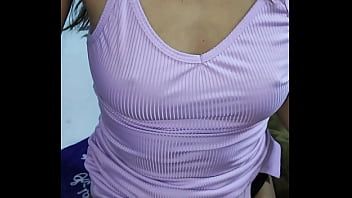 Jovencita petite pierde apuesta contra su mejor amigo y el reto es cojer sin condon antes que su esposo llegue a casa