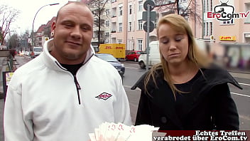 Deutsches Stra&szlig_en Casting - Echtes Paar probiert Porno