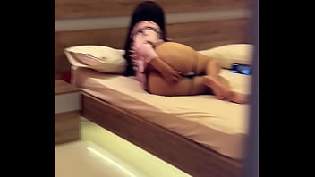 ATRAPO A MI MADRASTRA NALGONA MUY CALIENTE EN SU HABITACION Y ME SACO TODA LA LECHE A SUS ESPALDAS.