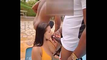 Uma putaria safada com 2 casais na piscina da ch&aacute_cara