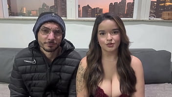 Marido surpreendeu esposa putinha com mascarado hard para fazê_-la gozar com outro