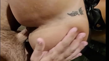 Rabuda esfregando o cuzinho e a bucetinha gostosa