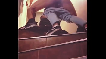 me folla en las escaleras del club