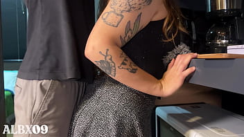 La Empleada de Limpieza termina con mi Verga en la Boca