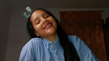 Colegiala recibe toda la leche en la boca despu&eacute_s de clases, succiona y masajea la polla con la lengua hasta lograr la garganta profunda !!! Incre&iacute_ble !!!