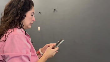 Milf tetona y caliente les da el culo a dos t&eacute_cnicos por arreglar su clima