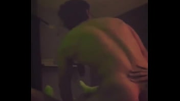 luego de una noche loca en el bar me folla a pelo en su departamento mientras su esposa se va de viaje