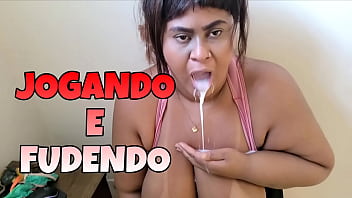 JOGANDO COM MINHA MADRASTA E ACABAMOS FUDENDO BEM GOSTOSO COM DIREITO A MUITA PORRA NA BOCA