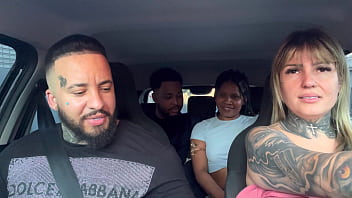 Casal de passageiros pega Uber e descobre que somos atores porno ! E falam que querem virar tbm e come&ccedil_am a maior putaria dentro do carro e chupando muito !