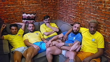 Fui assistir o jogo da seleç_ã_o com os parceiros e nem vimos o segundo tempo
