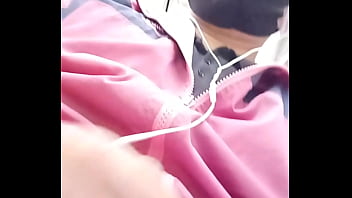 Joven Tretcho se masturba en el ú_ltimo vagó_n del metro