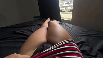 me encanta seducir y mostrarle a mis vecinos mientras ellos trabajan yo me masturbo al lado de la ventana para que me vean